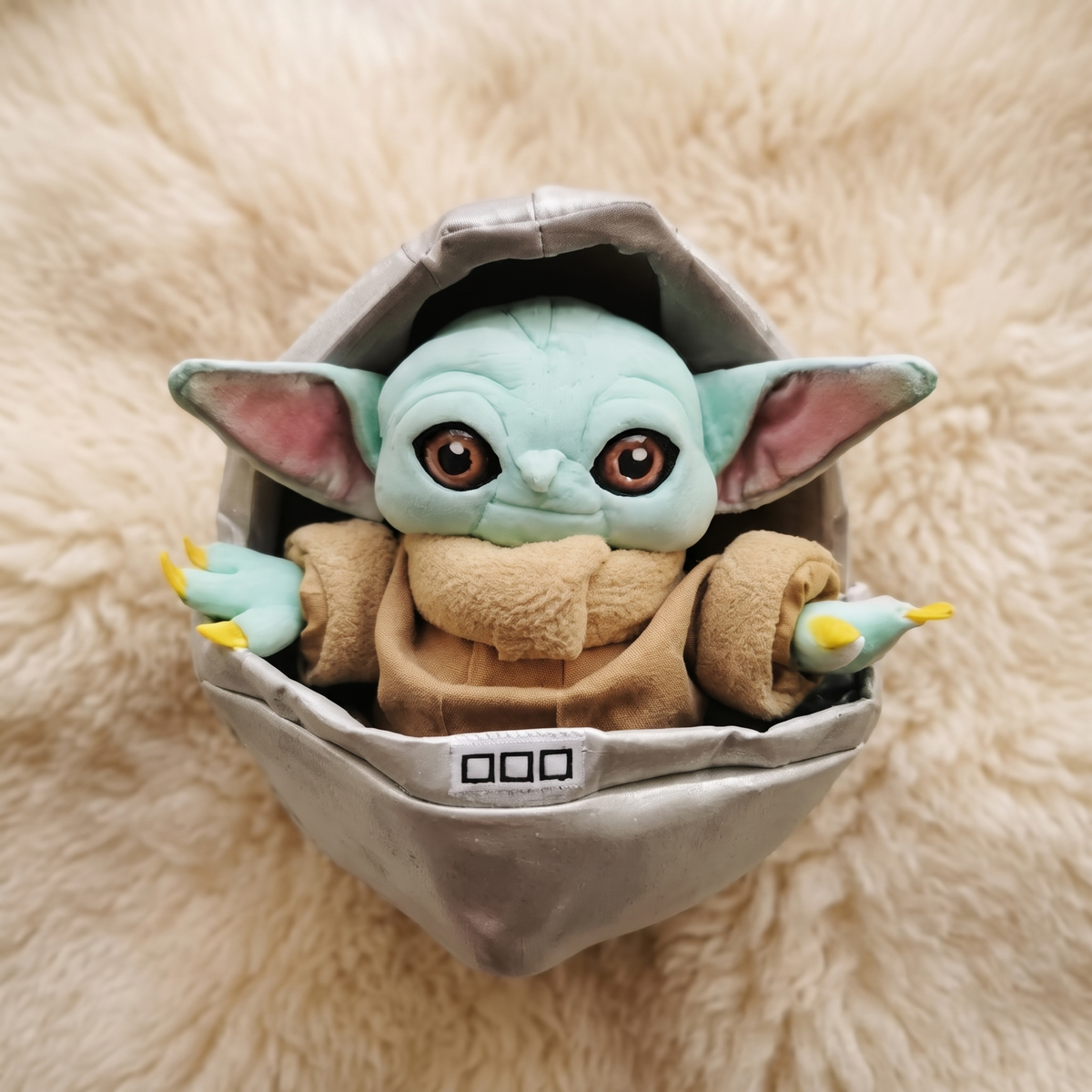 Peluche Baby Yoda dans son Berceau 23cm
